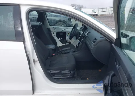 2015 Volkswagen Passat 1.8T S z USA, uszkodzony, nr VIN 1VWAS7A33FC076820